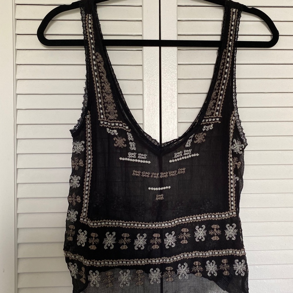 Delicate crop tank top!